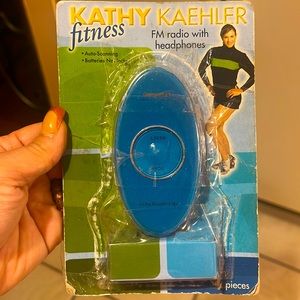 KATHY KAEHLER fitness FM Radio w headphones Auto-Scanning & Batteries